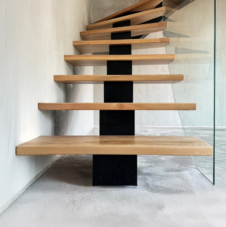 Mittelholmtreppe mit rotulenbefestigtem Glasgeländer Mittelholmtreppe mit rotulenbefestigtem Glasgeländer