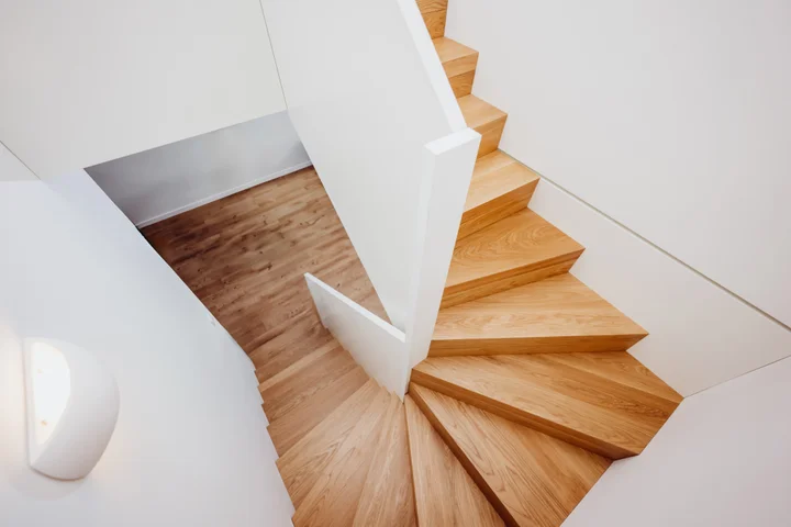 Moderne Faltwerktreppe mit Vollwandgeländer Moderne Faltwerktreppe mit Vollwandgeländer