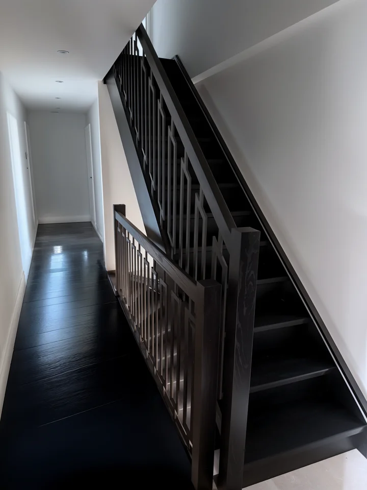 Gebeizte Wangentreppe mit Flachstahl-Geländer und Handlauf Gebeizte Wangentreppe mit Flachstahl-Geländer und Handlauf