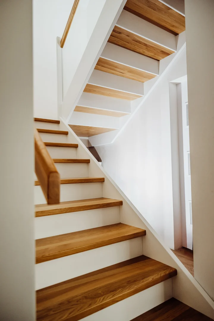 Wangentreppe mit Glasgeländer lackierten Stufen Wangentreppe mit Glasgeländer lackierten Stufen