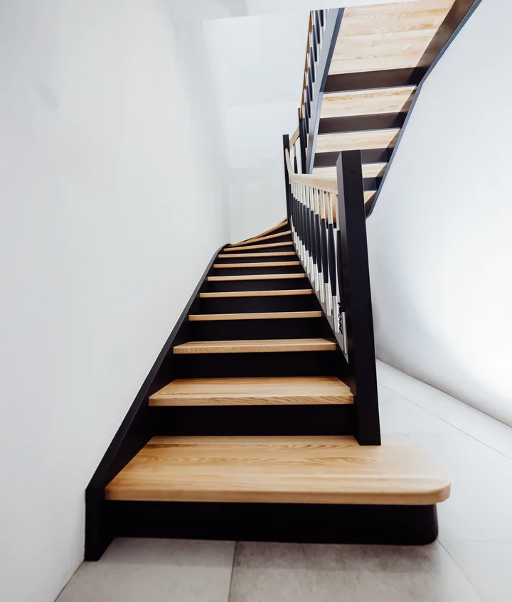 Wangentreppe mit Holzstufen in Naturholzfarbe Wangen Wangentreppe mit Holzstufen in Naturholzfarbe Wangen